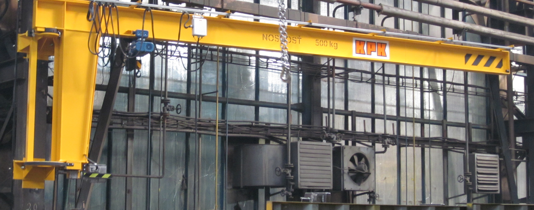 Wall mounted slewing and travelling jib cranes