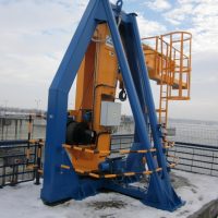 Outdoor slewing jib crane for auxiliary hatching