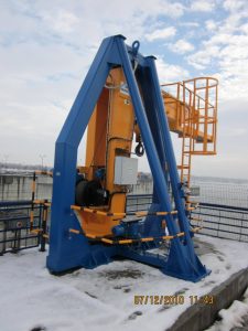 Outdoor slewing jib crane for auxiliary hatching