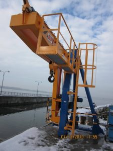 Outdoor slewing jib crane for auxiliary hatching