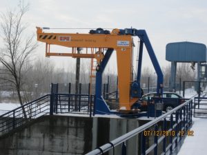 Outdoor slewing jib crane for auxiliary hatching