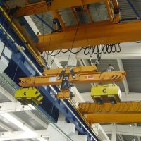 Spreader beams with magnets